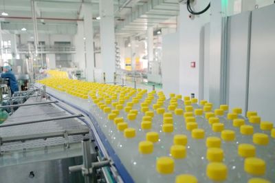 日產(chǎn)量破百萬(wàn)瓶 紹興玻璃瓶飲料工廠的30人高效生產(chǎn)奇跡