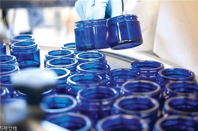 英國(guó)NYR適合誰(shuí)用？Neal's Yard王牌產(chǎn)品盤(pán)點(diǎn)與玻璃瓶背后的純凈哲學(xué)