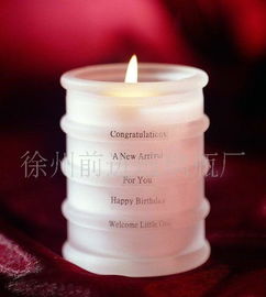 匠心獨(dú)具 紅藍(lán)黃透明玻璃花瓶與工藝瓶全解析，附白酒瓶選購(gòu)指南